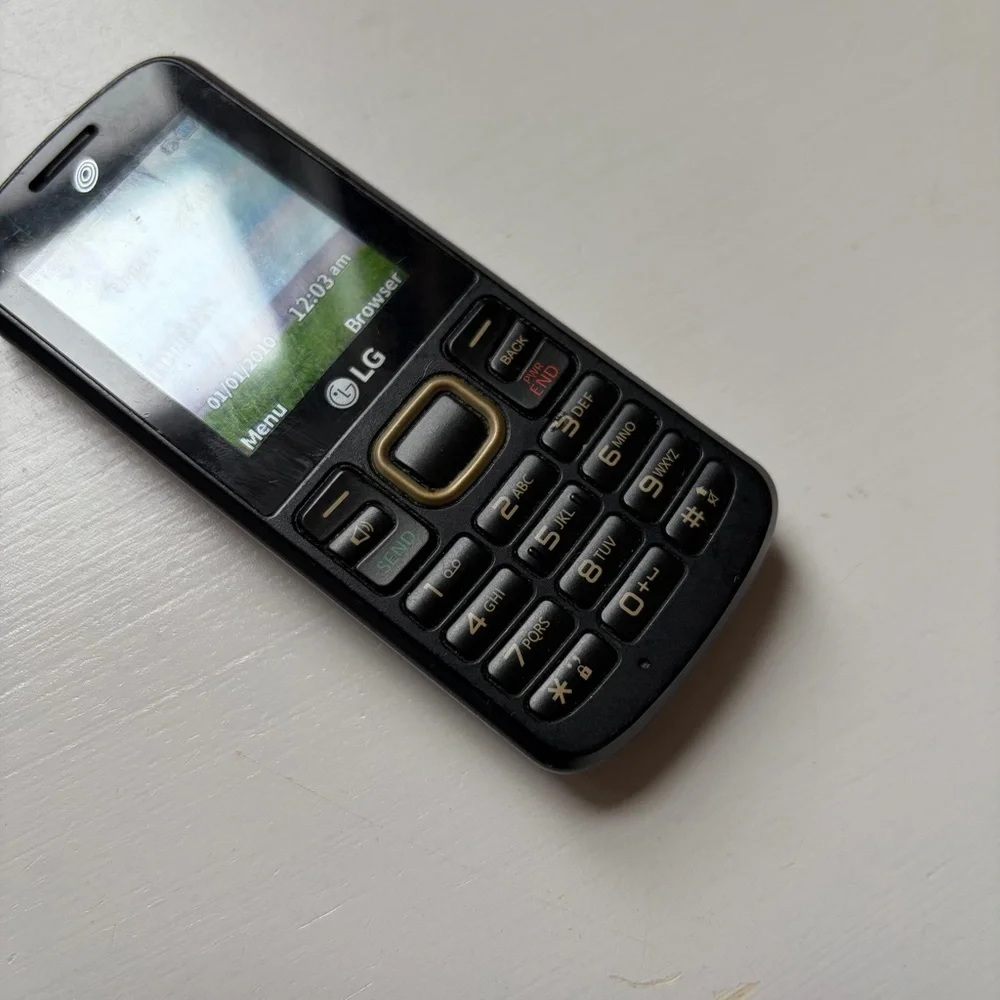 LG Tracfone 328BG Black Candybar Prepaid Cell Phone with Wall Charger